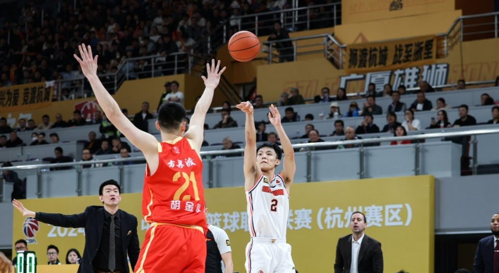包含安徽男篮主场比赛轻松获胜，士气高昂备战的词条